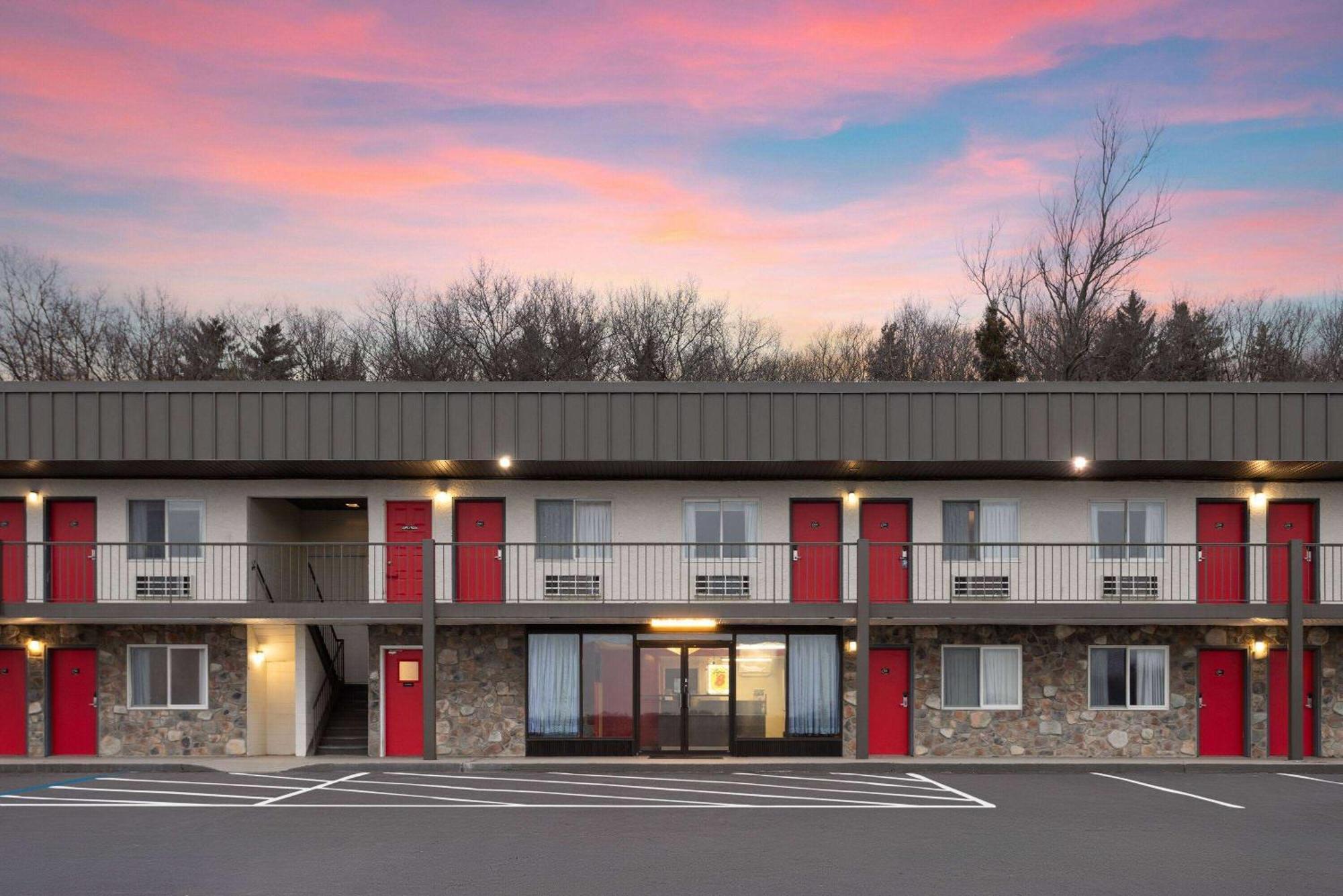 Super 8 By Wyndham Hazleton Motel Exterior foto